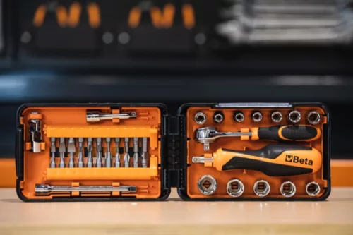 Beta 900/C39N 39 részes készlet 11 hatlapfejű dugókulcs, 21 csavarhúzóbetét és 7 tartozék műanyag dobozban