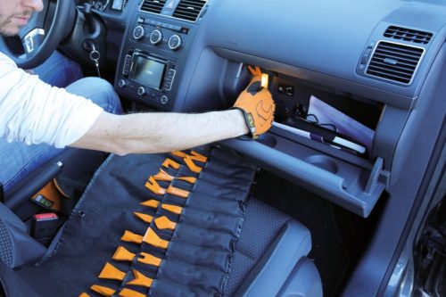 Beta 1479/B27 27 darabos nylon szerszámkészlet kárpitpatentekhez, és műanyagokon és tömítéseken történő munkavégzéshez felfüggeszthető tartóban