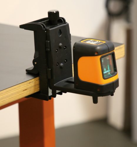 Beta 1697 30 Keresztlézeres szintező, 30 méter, zöld fényű, mágneses talppal és fali konzollal, tokban