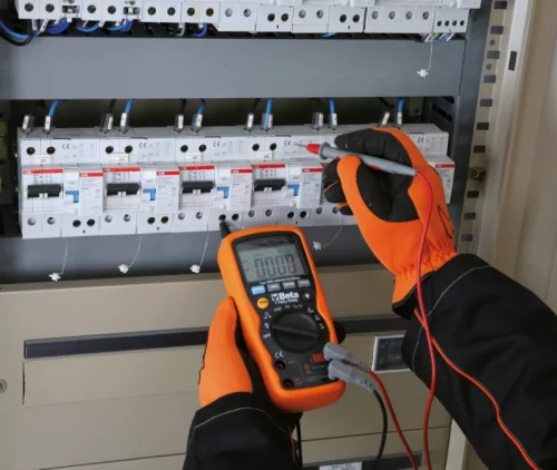 Beta 1760/RMS Ipari digitális multiméter pontos és robusztus, extrém körülmények között használható, 6 mm-es csúszás- és ütésálló külső gumiburkolattal