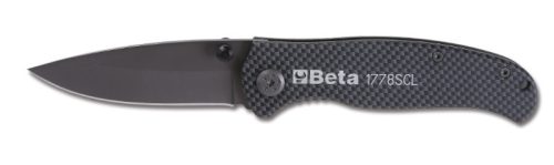 Beta 1778SCL Behajtható pengéjű kés soft carbon look kivitel penge edzett acélból tokkal szállítva