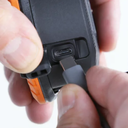 Beta 1838POCKET Csuklós LED zsebreflektor kettős világítással és vezetéknélküli töltővel