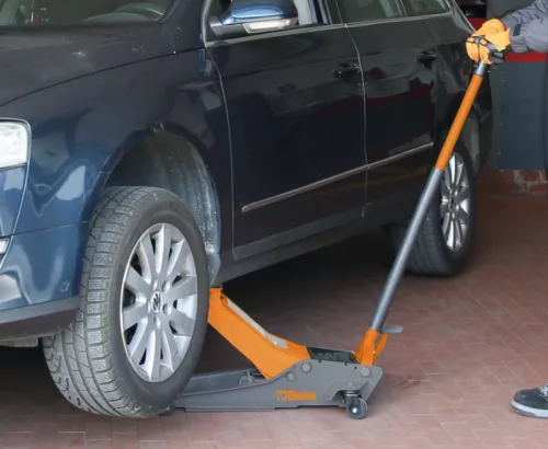 Beta 3029/2T  2 tonnás, 4 kerekes alacsony profilú hidraulikus emelő