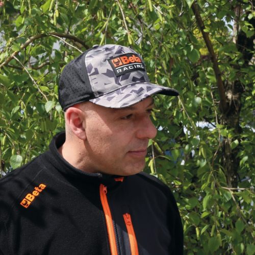 Beta 9525CM Terepszínű, egyenes siltes versenysapka.