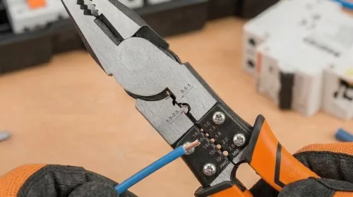 Neo Tools Kombinált fogó, multifunkciós, vezetékcsupaszító és krimpelő funkcióval, polírozott króm vanádium, 220mm