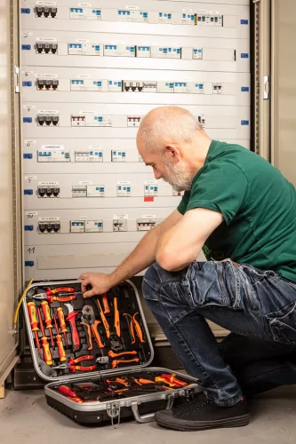 Neo Tools Szerszámkészlet villanyszerelőknek, 25 részes, kofferben