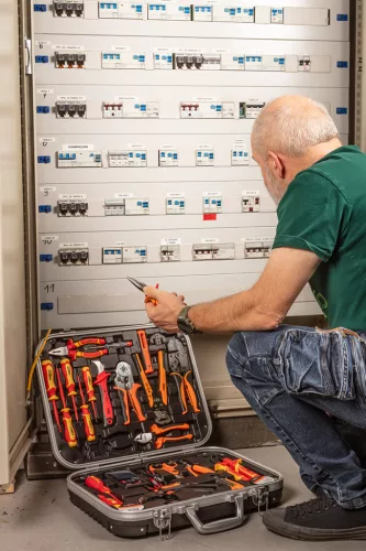 Neo Tools Szerszámkészlet villanyszerelőknek, 25 részes, kofferben