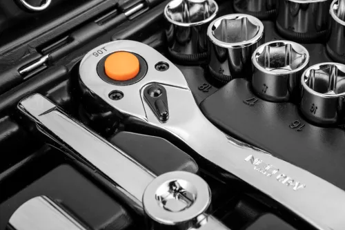 Neo Tools Dugókulcskészlet + szerszámkészlet 1/2", 1/4", 82db