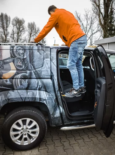 Neo Tools Univerzális autólépcső, 3 az 1-ben szerszám lépcső tetőcsomagtartóhoz, üvegtörő, telefontartó