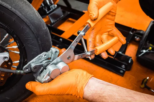 Neo Tools Fogó fékdugattyúk kihúzásához