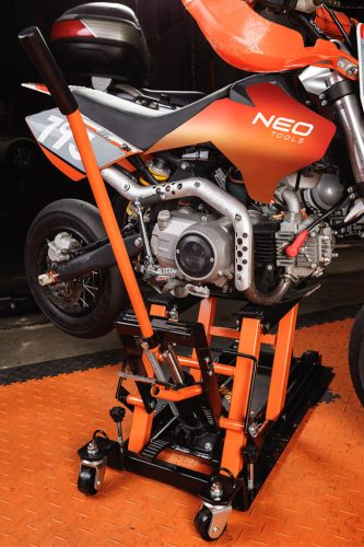 Neo Tools Mobil hidraulikus emelő quadokhoz és motorkerékpárokhoz. Teherbírás 680kg