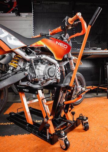 Neo Tools Mobil hidraulikus emelő quadokhoz és motorkerékpárokhoz. Teherbírás 680kg