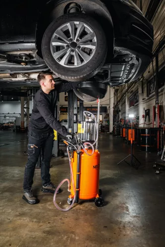 Neo Tools Mobil olajleeresztő/ leszívó készülék, pneumatikus, leeresztő tál 10l, ellenőrzőhenger 10l, gyűjtőtartály 70l