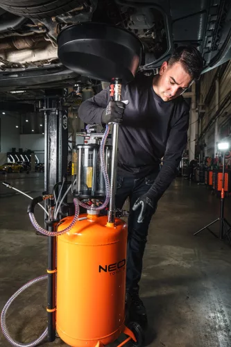 Neo Tools Mobil olajleeresztő/ leszívó készülék, pneumatikus, leeresztő tál 10l, ellenőrzőhenger 10l, gyűjtőtartály 70l