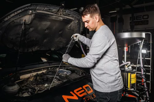 Neo Tools Mobil olajleeresztő/ leszívó készülék, pneumatikus, leeresztő tál 10l, ellenőrzőhenger 10l, gyűjtőtartály 70l