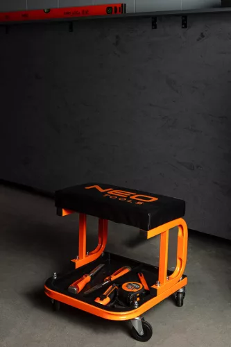 Neo Tools Szerelőszék, szerszámos polccal