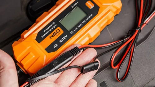 Neo Tools Automatikus akkumulátortöltő 4A/70W, 3-120Ah, savas / AGM / GEL akkumulátorokhoz