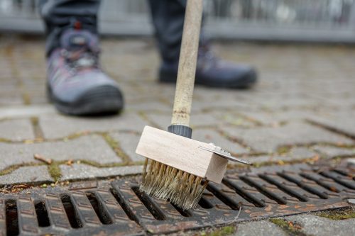 Neo Tools Drótkefe térkőtisztításhoz, fugakaparó pengével