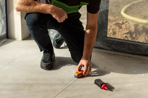 Neo Tools Kicsapózsinór + festék, műanyag házas, 30m, 1:3-as gyorsítóáttétel a zsinór visszatekeréshez, piros porfesték