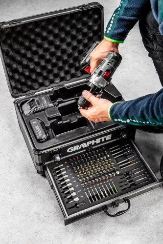 Graphite Akkus cserélhető tokmyányos fúró-, csavarozó, 44Nm  109db tartozékkal kofferben, Energy+ (18V) akkuval, töltővel