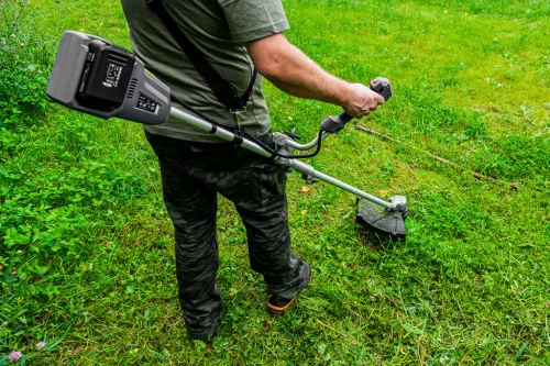 Graphite Akkus fűkasza, fűszegélynyíró alapgép damillal, késsel, 350mm 36V(2x18V), Energy+ (18V) (akku és töltő nélkül)