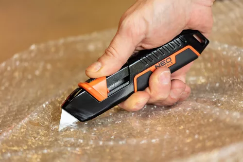 Neo Tools Trapézpengés kés, biztonsági, rugós pengevisszahúzóval, alu házas