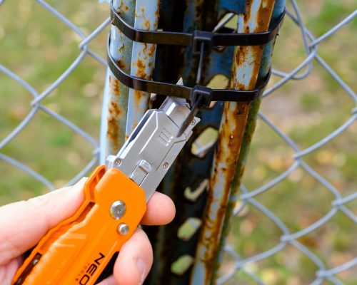 Neo Tools Trapézpengés kés, 90 fokban elfordítható fejjel, vágó és kaparó funkció, összecsukható, aluházas, 2db tartalék pengével