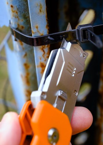 Neo Tools Trapézpengés kés, 90 fokban elfordítható fejjel, vágó és kaparó funkció, összecsukható, aluházas, 2db tartalék pengével