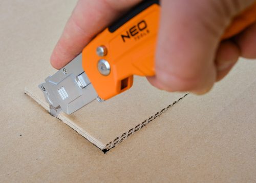 Neo Tools Trapézpengés kés, 90 fokban elfordítható fejjel, vágó és kaparó funkció, összecsukható, aluházas, 2db tartalék pengével