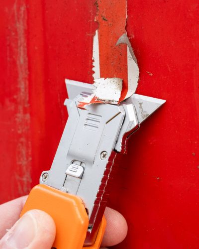 Neo Tools Trapézpengés kés, 90 fokban elfordítható fejjel, vágó és kaparó funkció, összecsukható, aluházas, 2db tartalék pengével