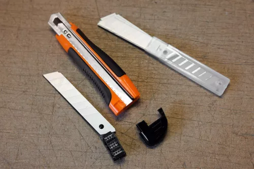 Neo Tools Törhető pengés kés készlet, 2db 9mm-es és 1db 18mm-es kés, 10db 18mm-es és 10db 9mm-es pótpenge