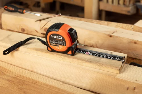 Neo Tools Mérőszalag, 5m/19mm, erősített rugós, acél, fekete szalag fehér nagyított skálával, mágneses, autostop+rögzítő