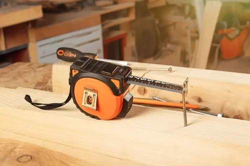 Neo Tools Mérőszalag, 5m/19mm, erősített rugós, acél, fekete szalag fehér nagyított skálával, mágneses, autostop+rögzítő