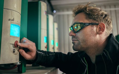 Neo Tools Védőszemüveg, polifoam porvédő peremmel, sárga lencsékkel, F osztályú ellenállósági osztályú