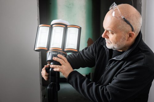 Neo Tools Reflektor, állványos, akkumulátoros, 5000lm fényerő + töltő