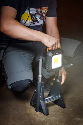 Neo Tools Reflektor, akkus, álló, teleszkópos lábbal, 3000lum