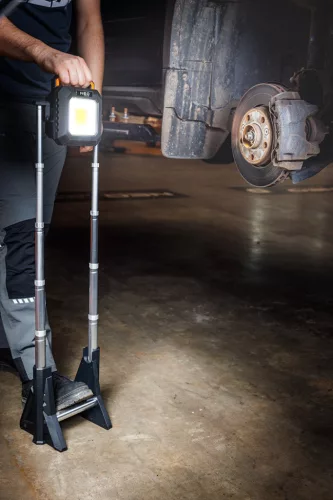 Neo Tools Reflektor, akkus, álló, teleszkópos lábbal, 3000lum
