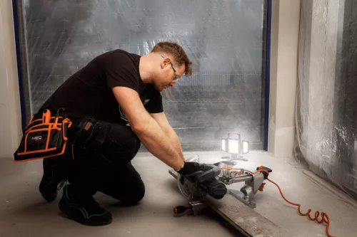 Neo Tools Reflektor, akkus, talpas, 3részes fejjel, 2000lum