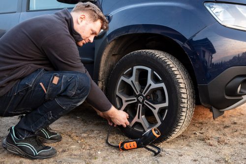 Neo Tools Akkus kompresszor és lámpa, 2000mAh akku, 800+400lum fényerő, max 10bar nyomás, USB és autós töltő