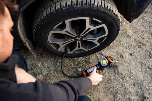 Neo Tools Akkus kompresszor és lámpa, 2000mAh akku, 800+400lum fényerő, max 10bar nyomás, USB és autós töltő
