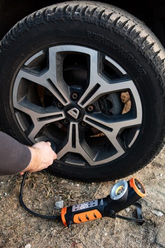 Neo Tools Akkus kompresszor és lámpa, 2000mAh akku, 800+400lum fényerő, max 10bar nyomás, USB és autós töltő