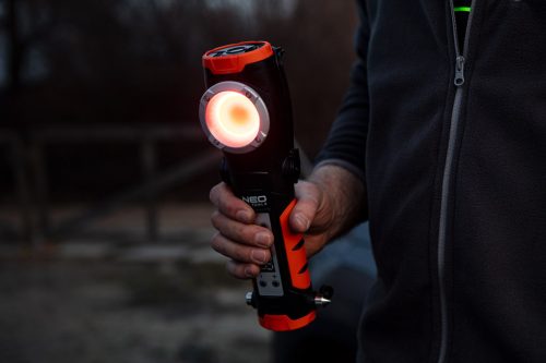 Neo Tools Akkus kompresszor és lámpa, 2000mAh akku, 800+400lum fényerő, max 10bar nyomás, USB és autós töltő